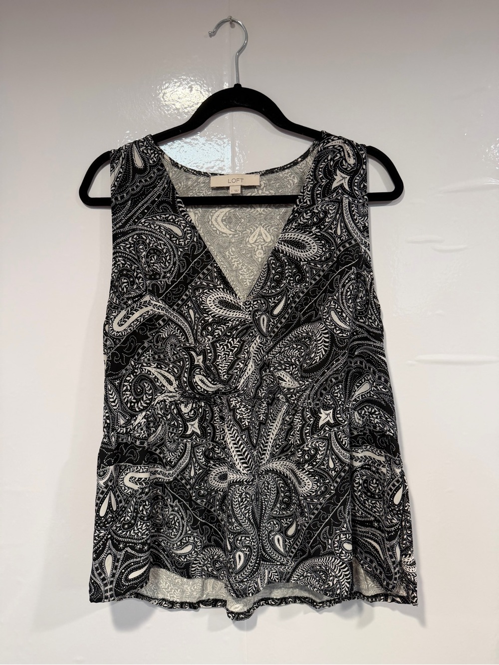LOFT Black and White Paisley Sleeveless V-Neck Top
